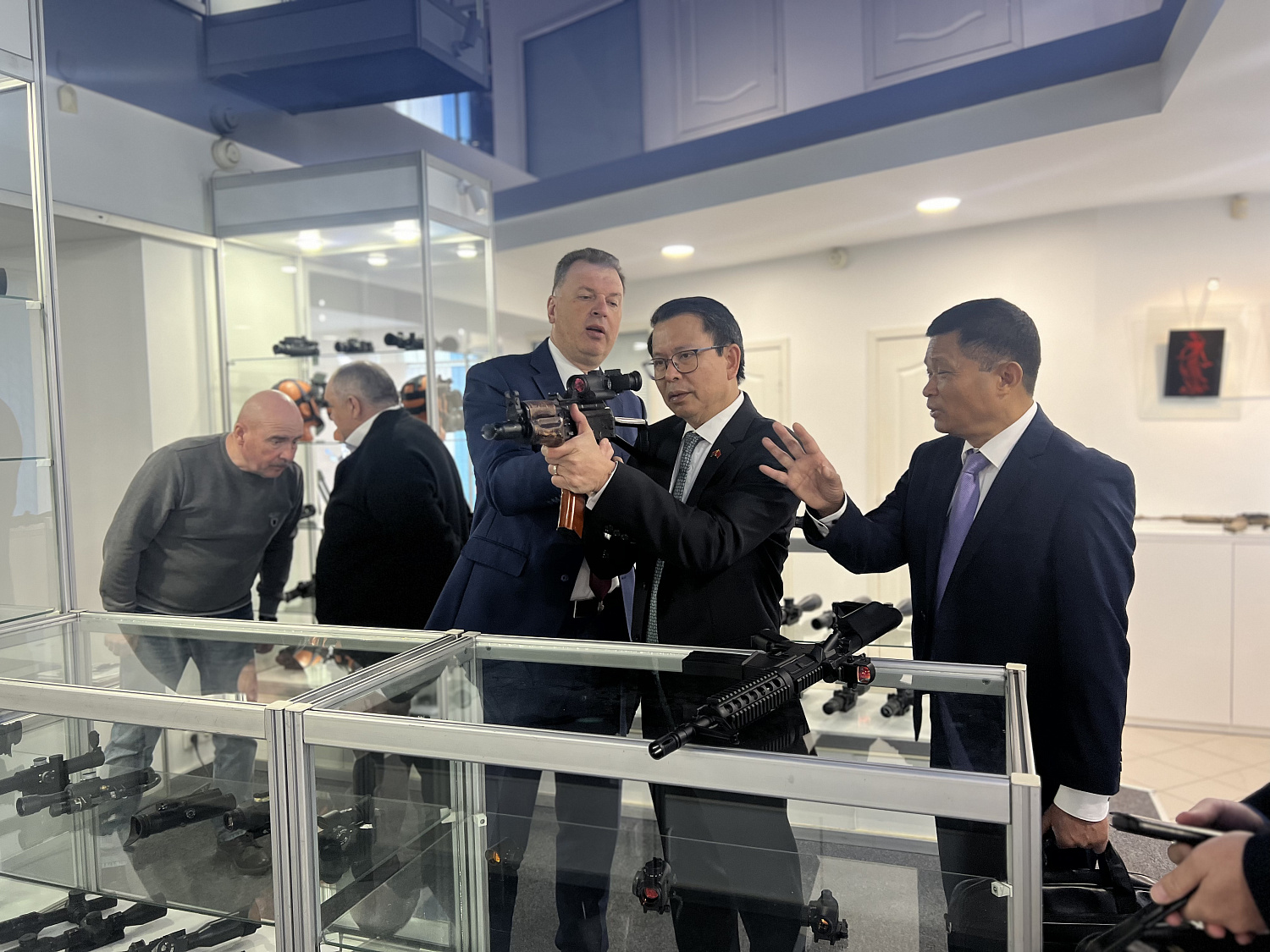 Посольство Социалистической Республики Вьетнам посетило музей ОАО «ММЗ имени С.И. Вавилова - управляющая компания холдинга «БелОМО»