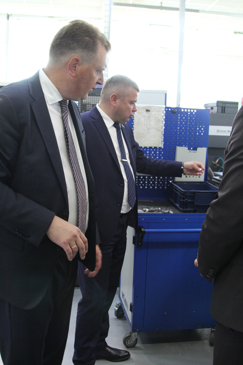 Министр промышленности Андрей Кузнецов посетил холдинг «БелОМО».