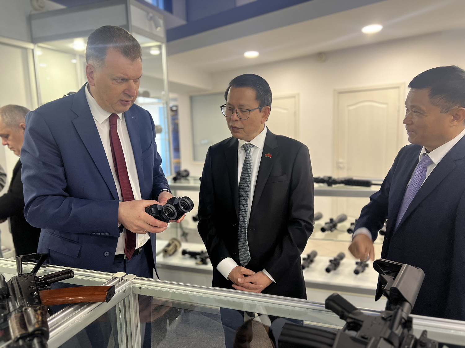 Посольство Социалистической Республики Вьетнам посетило музей ОАО «ММЗ имени С.И. Вавилова - управляющая компания холдинга «БелОМО»