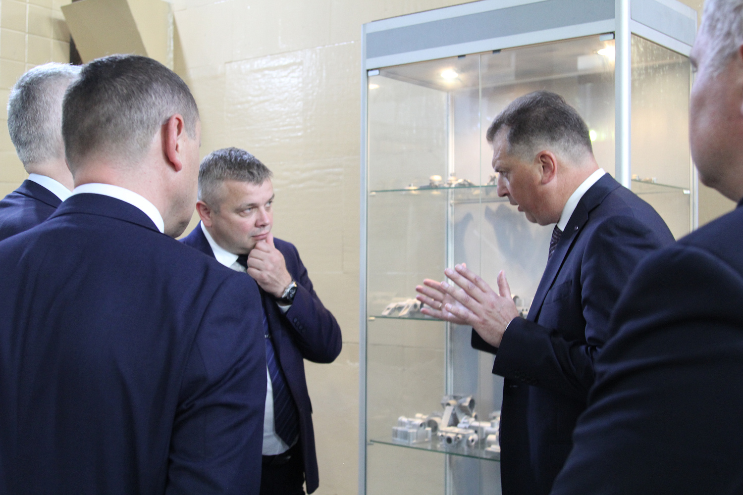 Министр промышленности Андрей Кузнецов посетил холдинг «БелОМО».